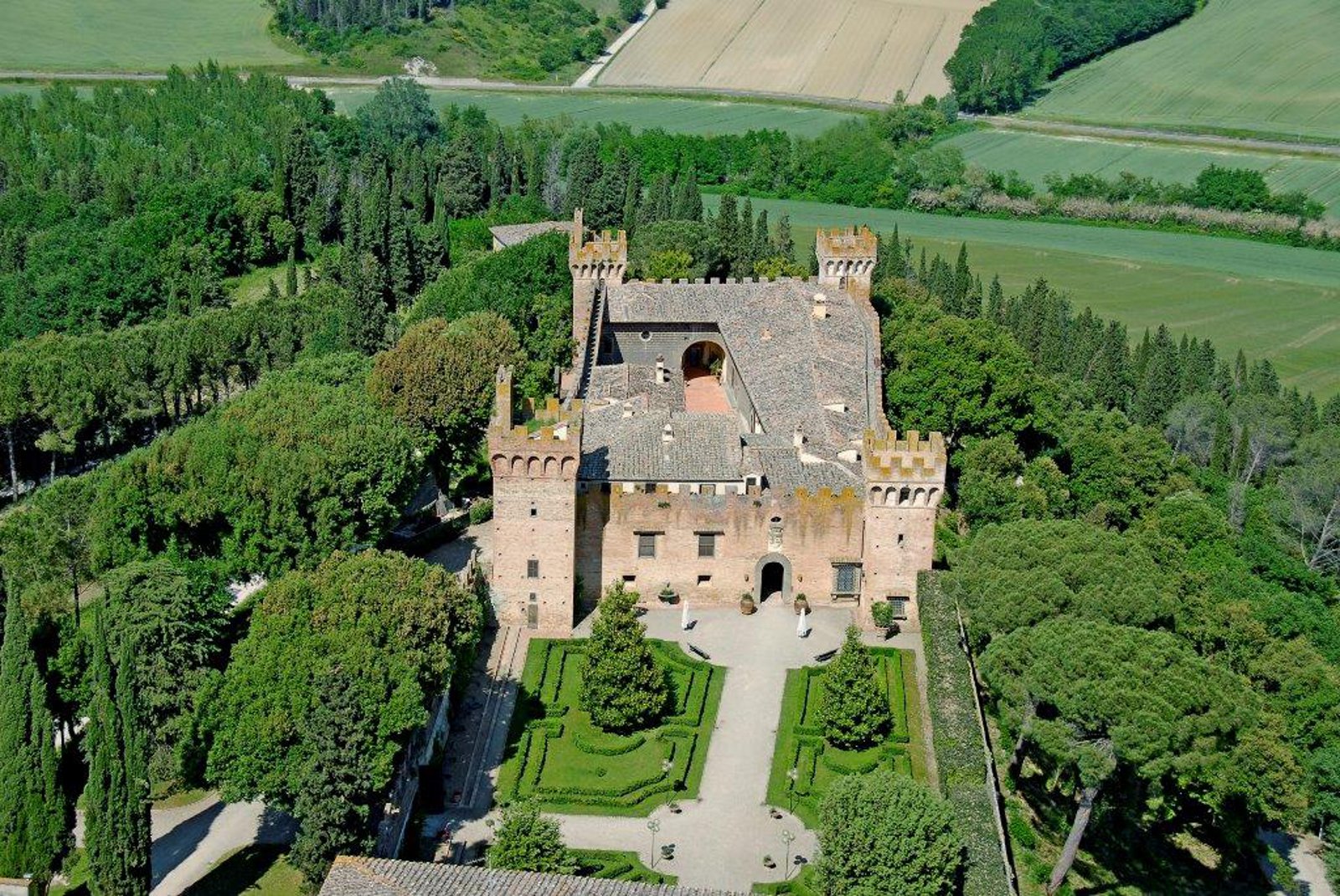 Cover Castello e fattoria di Oliveto