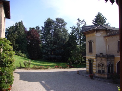 villa-castiglioni-cortile-a-lato