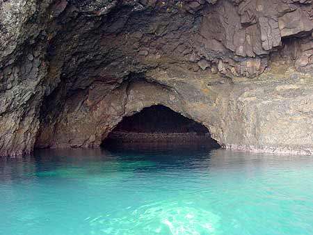 filicudi-isola-grotta-cave-bue-marino