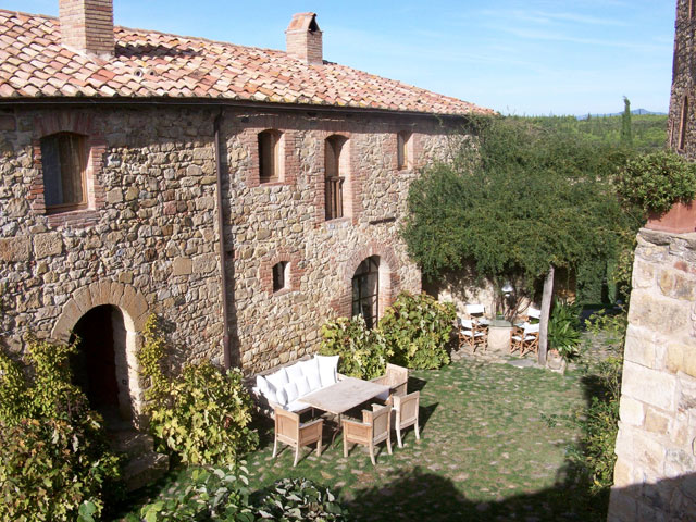 castello-di-vicarello-courtyard
